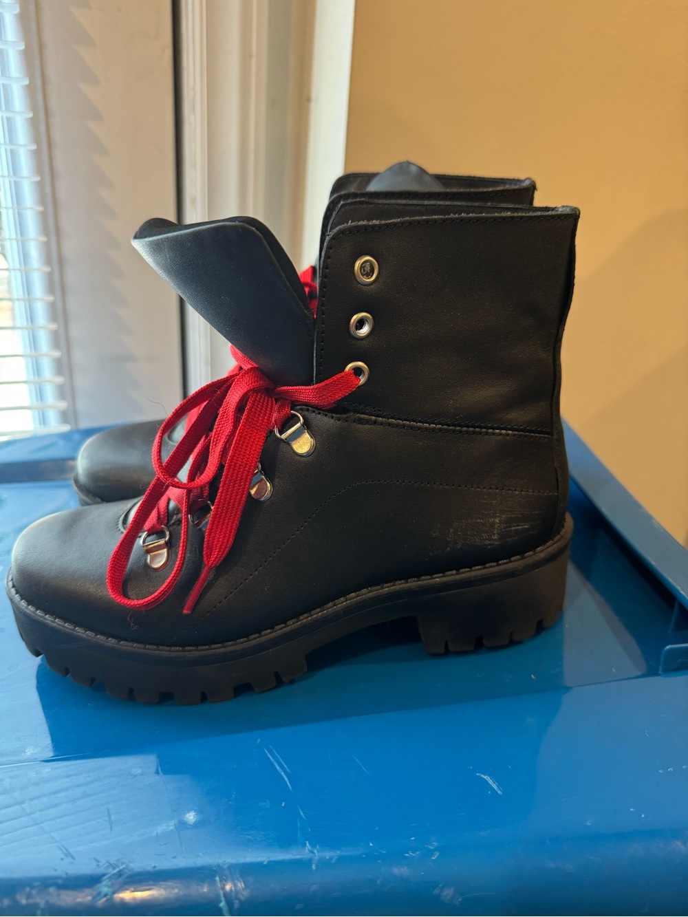 Womens Steve Madden Black Lace-Up Lug Sole Boot with Red Laces size 6